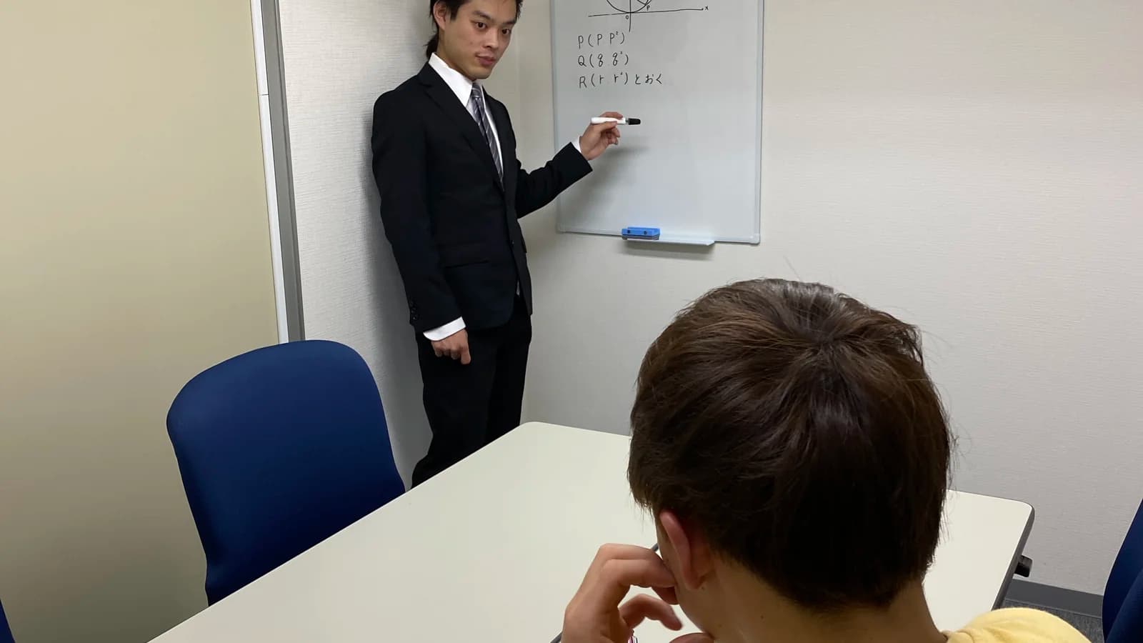 講師が生徒に1対1で授業している様子